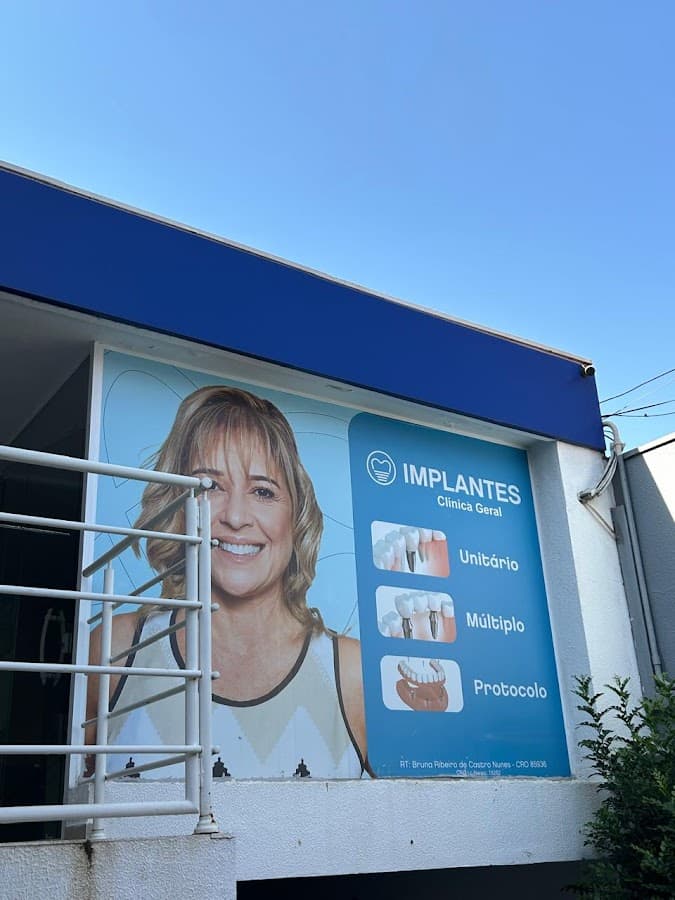 foto da entrada da clínica com anúncio