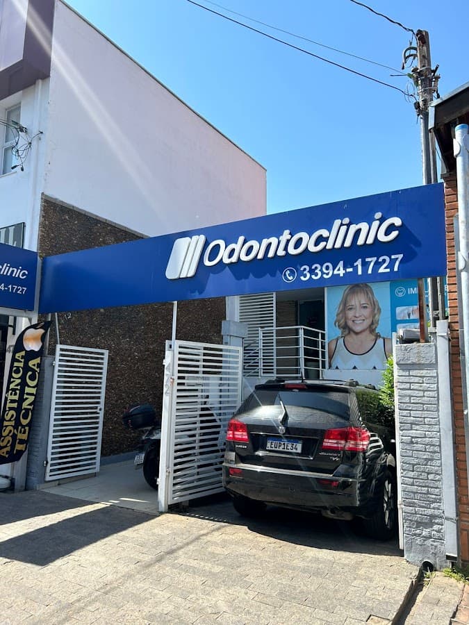 Foto da entrada da clínica odontológica com boa iluminação.
