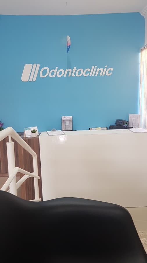 Paciente sorrindo após tratamento odontológico